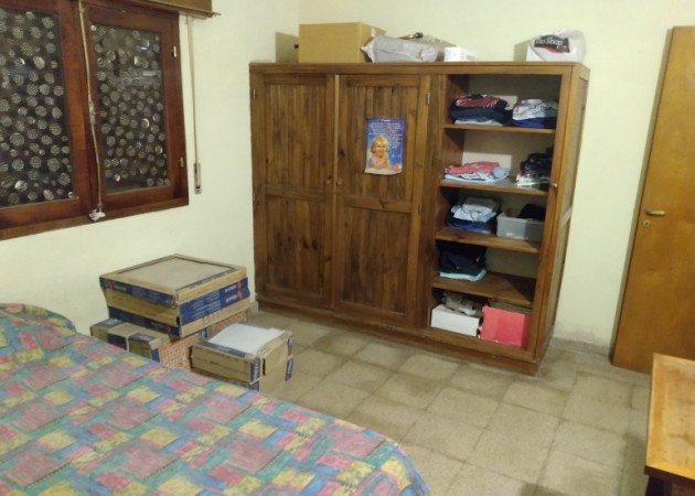 VENDO CASA ESQUINA DE DOS DORMITORIOS CON PATIO Y GARAJE + DEPTO DE 1 DORMITORIO PA CON ENTRADA INDEPENDIENTE 