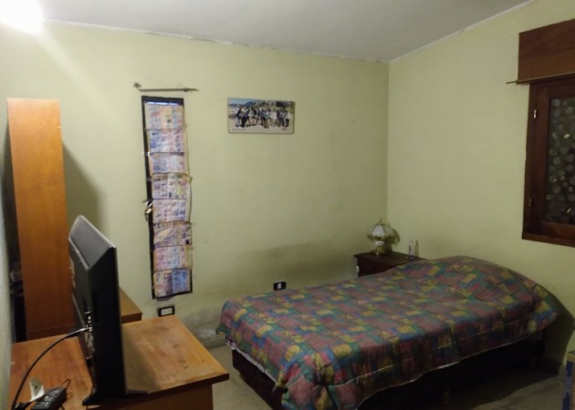 VENDO CASA ESQUINA DE DOS DORMITORIOS CON PATIO Y GARAJE + DEPTO DE 1 DORMITORIO PA CON ENTRADA INDEPENDIENTE 