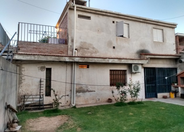 VENDO CASA ESQUINA DE DOS DORMITORIOS CON PATIO Y GARAJE + DEPTO DE 1 DORMITORIO PA CON ENTRADA INDEPENDIENTE 