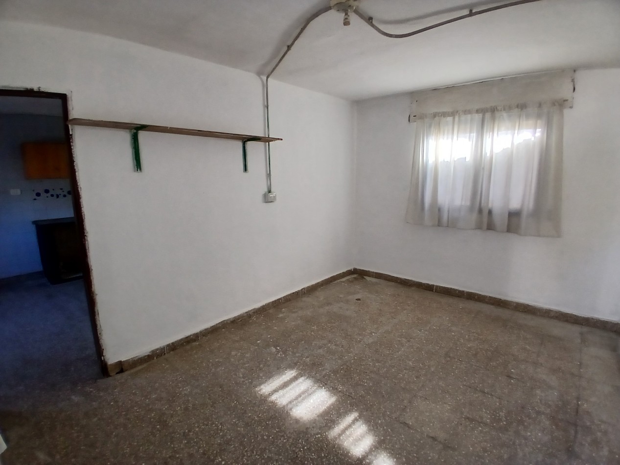 B° MARIANO FRAGUEIRO: ALQUILO DEPTO SENCILLO DE 2 DORMITORIOS CON PATIO Y ENTRADA PARA AUTOS