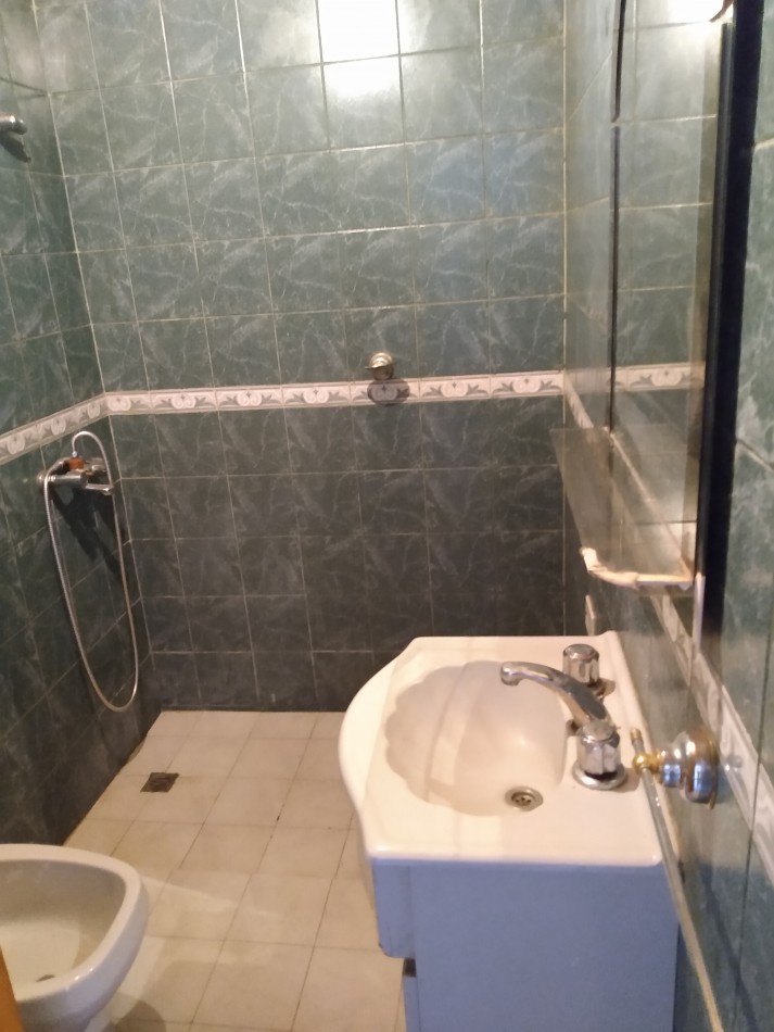 B° SAN ROQUE: VENDO HERMOSA CASA DE 3 DORMITORIOS CON AMPLIO PATIO A METROS DE LA PLAZA 