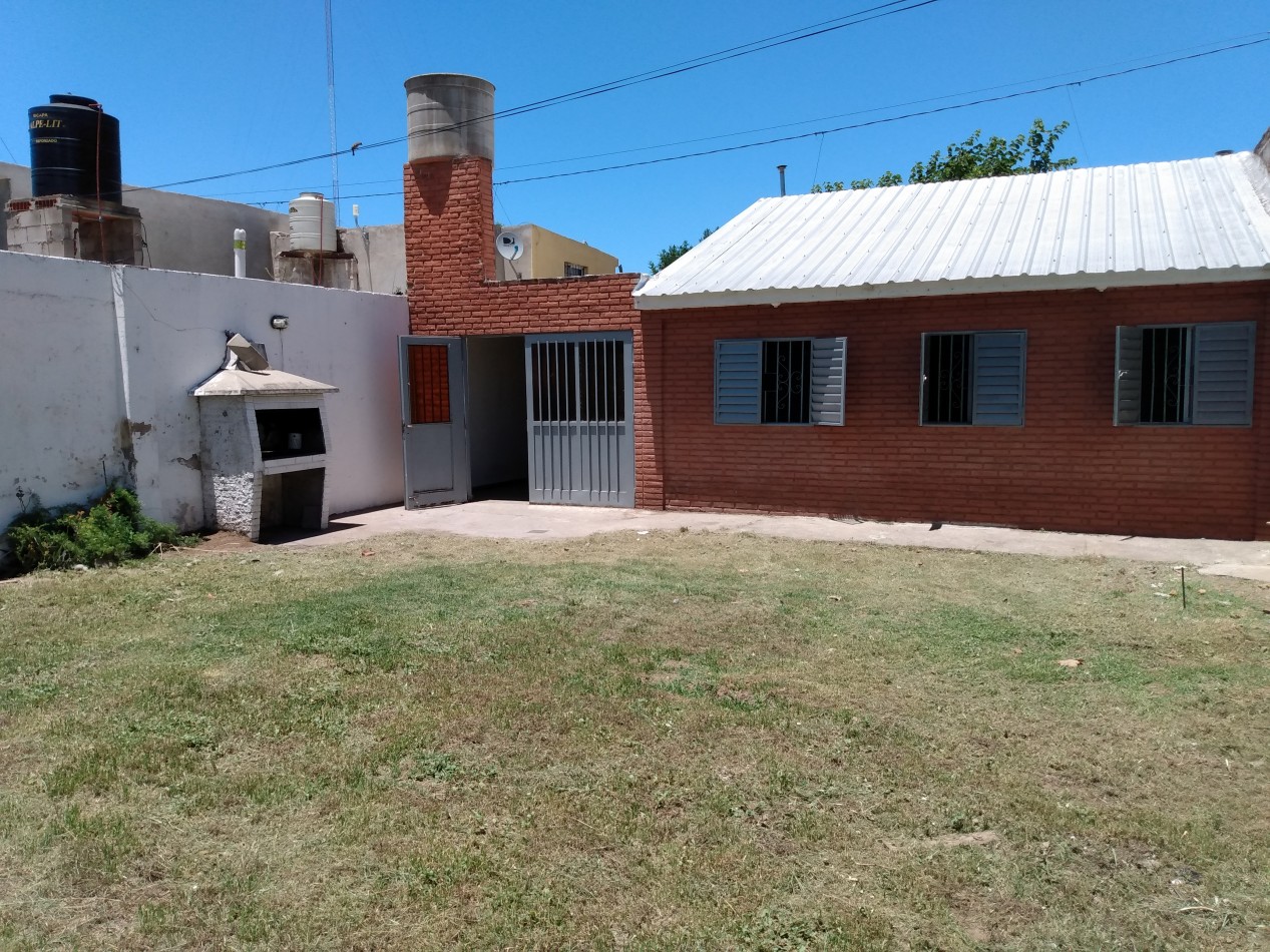 B° SAN ROQUE: VENDO HERMOSA CASA DE 3 DORMITORIOS CON AMPLIO PATIO A METROS DE LA PLAZA 
