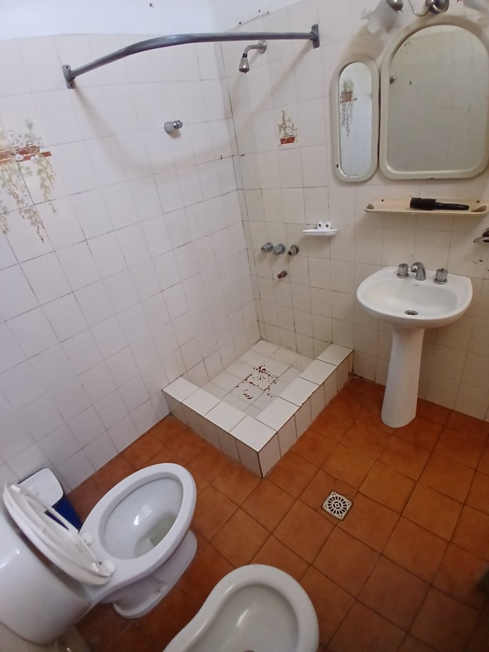 B° SARMIENTO: VENDO HERMOSA CASA ESQUINA DE 3 DORMITORIOS (MUY AMPLIA)