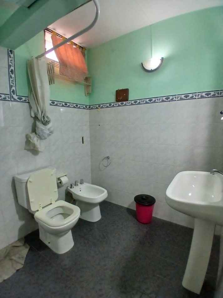 VILLA ADELA: VENDO IMPORTANTE CASA CON 2 DEPARTAMENTOS INTERNOS, IDEAL GERIATRICO O CONSULTORIOS MEDICOS