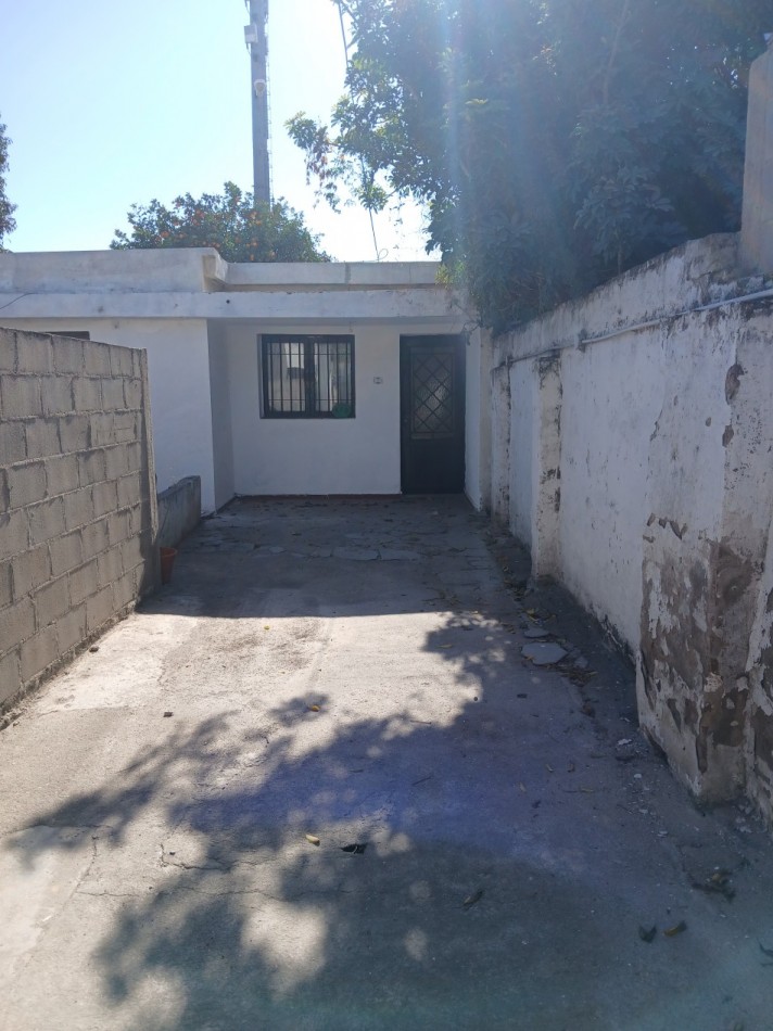 B° MARIANO FRAGUEIRO: ALQUILO DEPTO SENCILLO DE 2 DORMITORIOS CON PATIO Y ENTRADA PARA AUTOS
