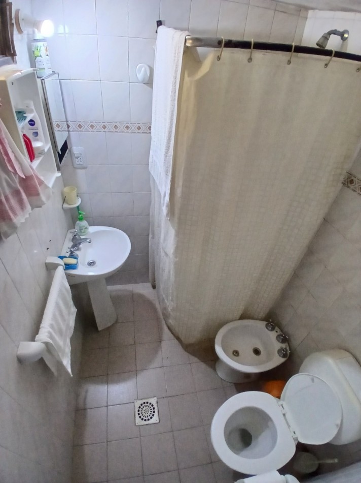 IDEAL INVERSOR: VENDO IMPONENTE CASA DE 4 DORMITORIOS+ DEPTO DE 1 DORMITORIO+ GALPON  A METROS DE CIRCUNVALACION Y AVDA. FUERZA AEREA